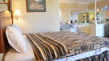 Suite, bañera | Tabla de planchar con plancha, ropa de cama, despertador