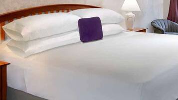 Tabla de planchar con plancha, ropa de cama, despertador