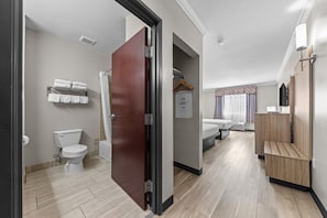 Room, 2 Queen Beds, Non Smoking | Bathroom | Combined shower/tub, free toiletries, hair dryer, towels - Days Inn by Wyndham Salado (Salado)