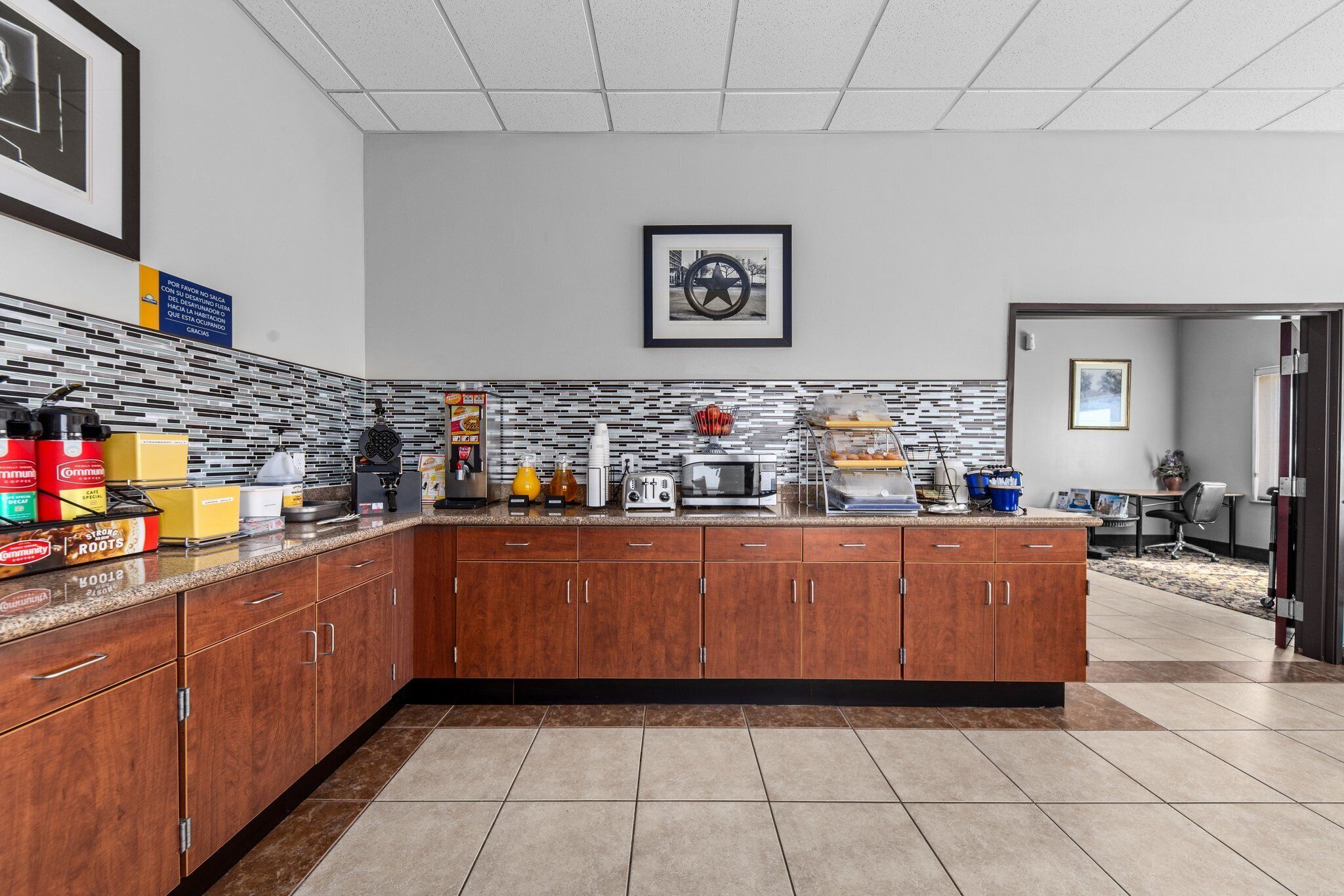 朝食 (コンチネンタル ブレックファスト)、毎日提供 (無料)