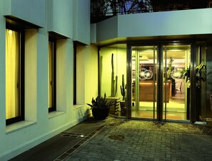 Front of property – evening/night - Locanda Al Sole (Castello di Godego)