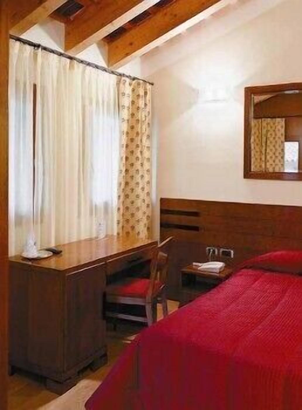 single room | minibar, desk, soundproofing, free wifi