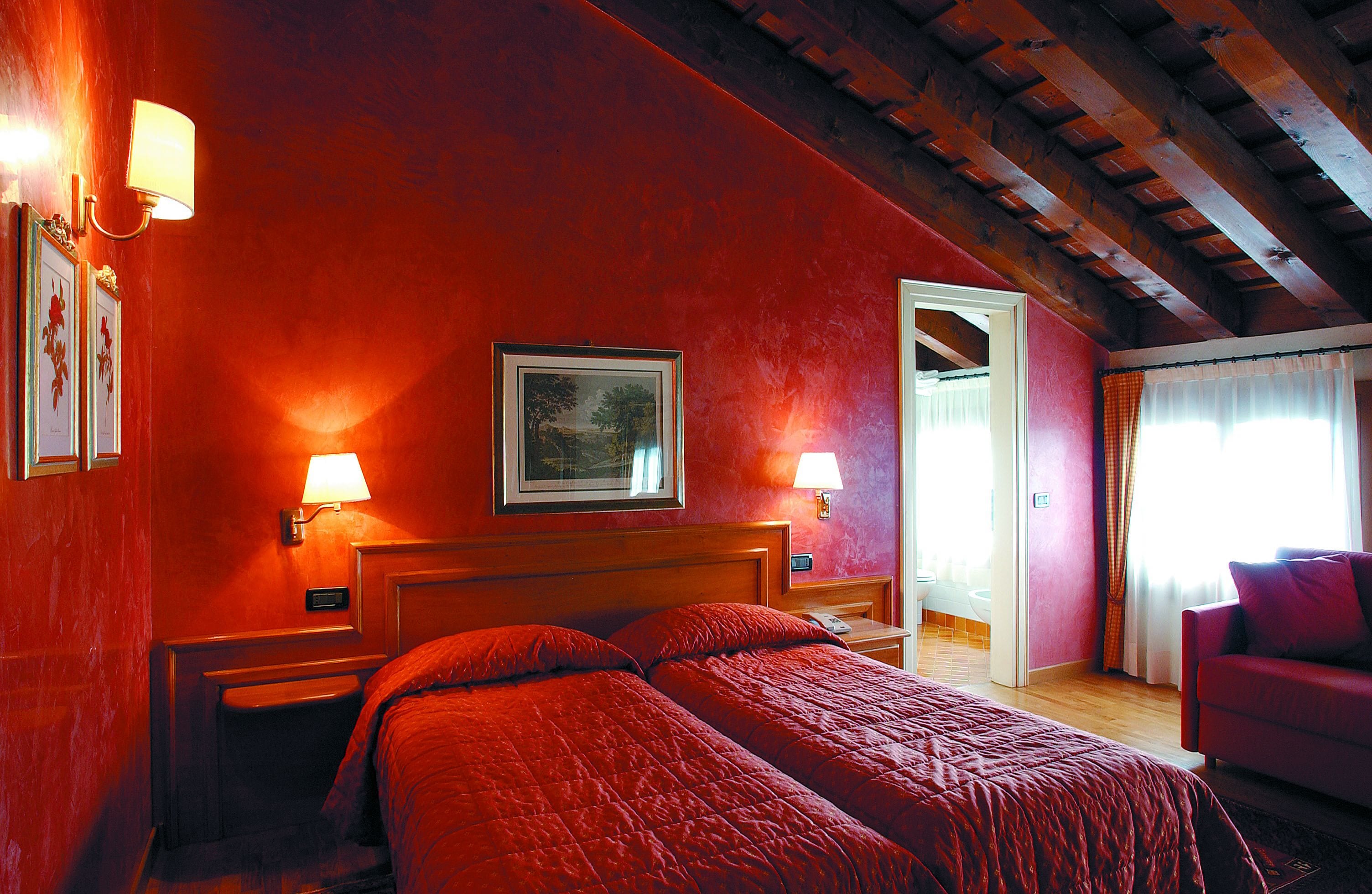 minibar, desk, soundproofing, free wifi