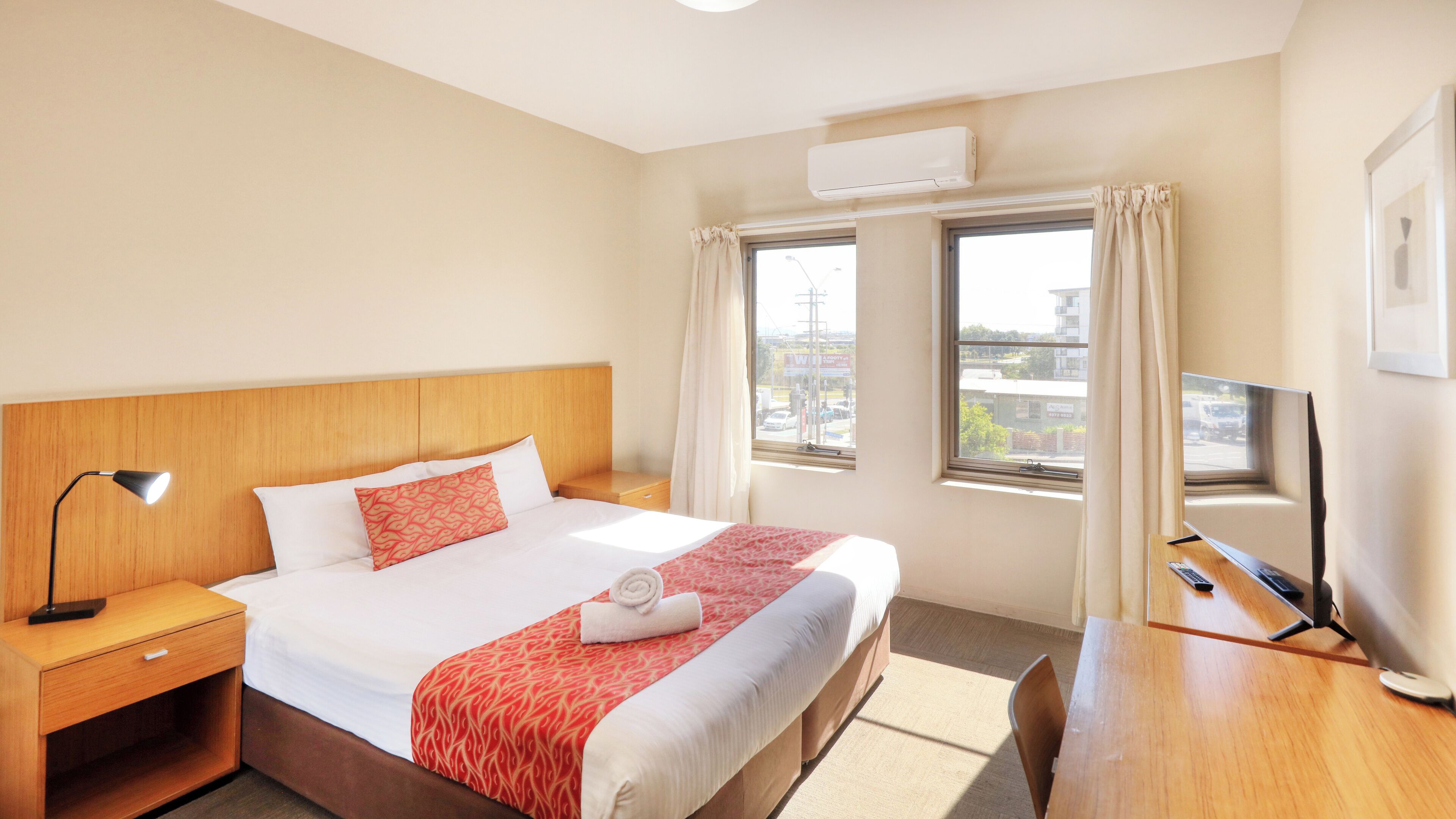 Minibar, coffres-forts dans les chambres, bureau