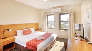 Minibar, in-room safe, desk, iron/ironing board - Gladstone Downtown Central Apartment Hotel (Gladstone)