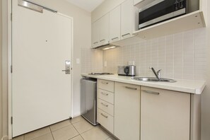 Micro-ondes, cafetière/bouilloire, bouilloire électrique