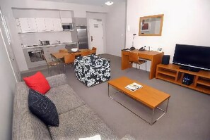Two Bedroom Interconnecting | Living area | Flat-screen TV, DVD player - Gladstone Downtown Central Apartment Hotel (Gladstone)