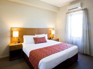 Minibar, in-room safe, desk, soundproofing - Gladstone Downtown Central Apartment Hotel (Gladstone)