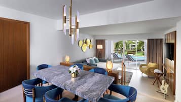 Un comedor moderno con una mesa de mármol, sillas tapizadas en azul y una lámpara de techo contemporánea.