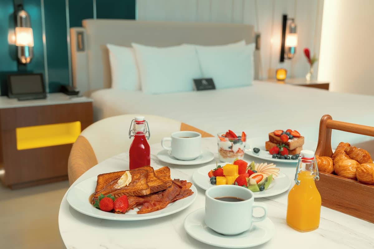 Royal-Suite, 1 King-Bett und Schlafsofa (Rock Royalty Caribbean Sand) | Essbereich im Zimmer