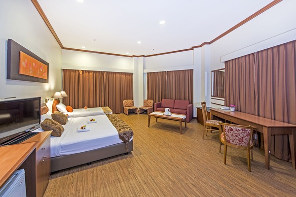Family Room | Desk, iron/ironing board (on request), WiFi (free), bed sheets