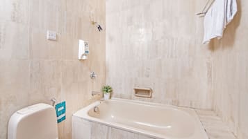 Combined shower/bathtub, free toiletries, hair dryer, towels