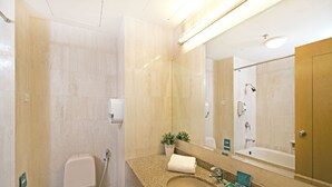 Ein Badezimmer mit Toilette, Waschbecken und Dusche.