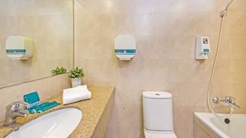 Triple Room | Bathroom | Combined shower/tub, free toiletries, hair dryer, towels