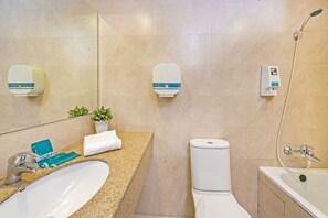 Triple Room | Bathroom | Combined shower/tub, free toiletries, hair dryer, towels - Hotel 81 Tristar (Singapore)