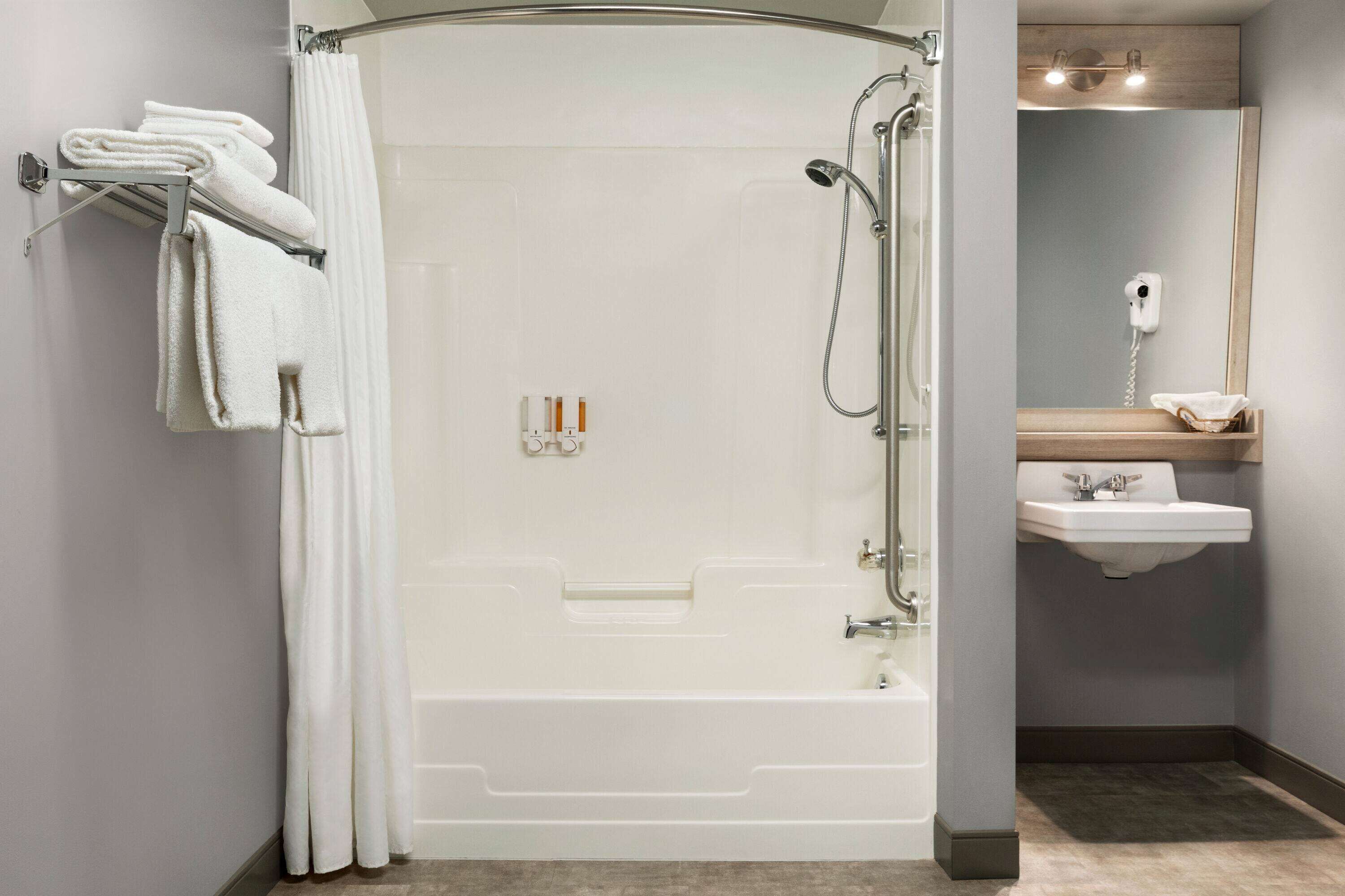 combined shower/bathtub, hair dryer, towels
