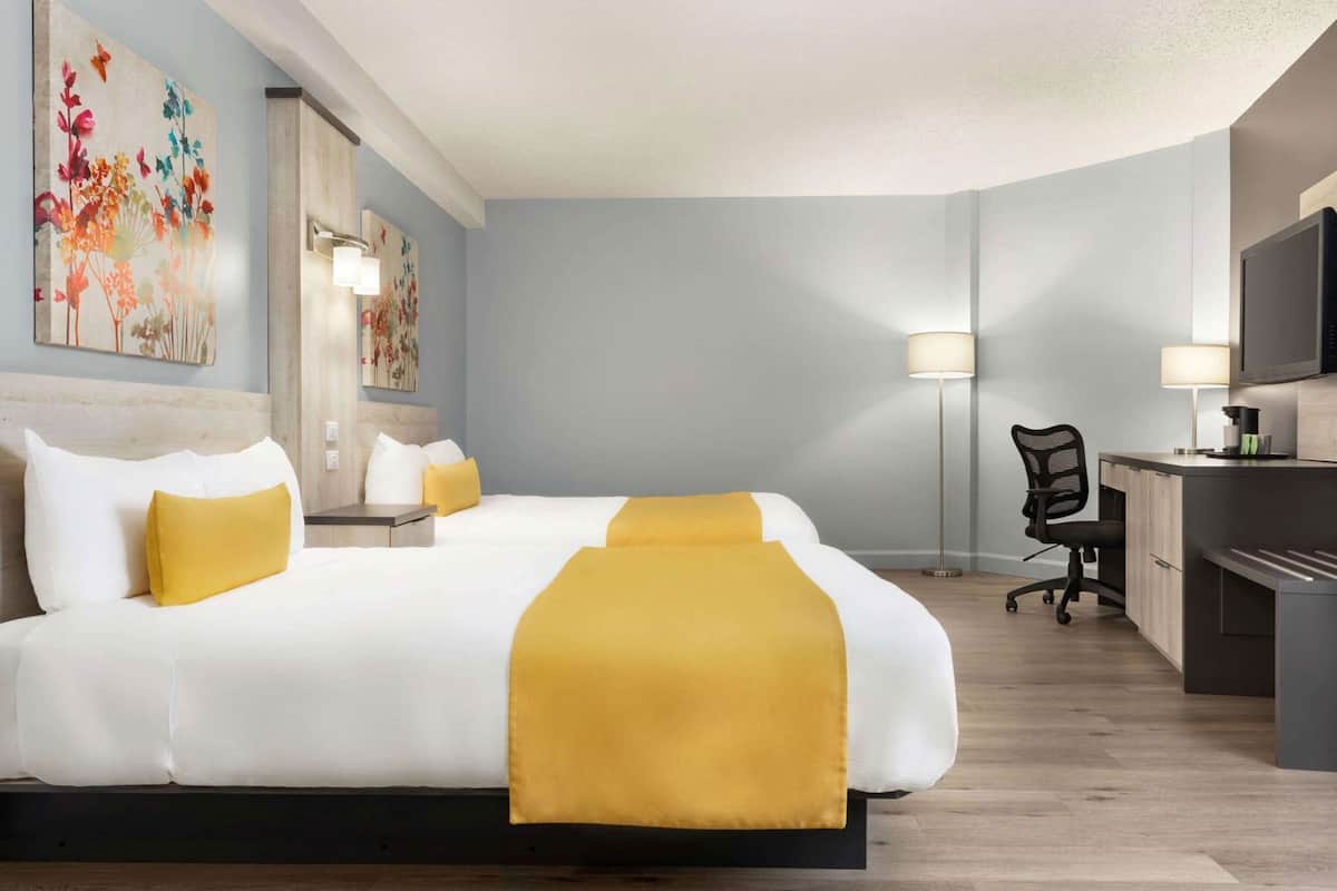 Premium bedding, desk, iron/ironing board, free WiFi