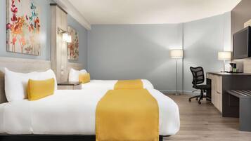 Une chambre d’hôtel avec un grand lit, un bureau et une chaise.