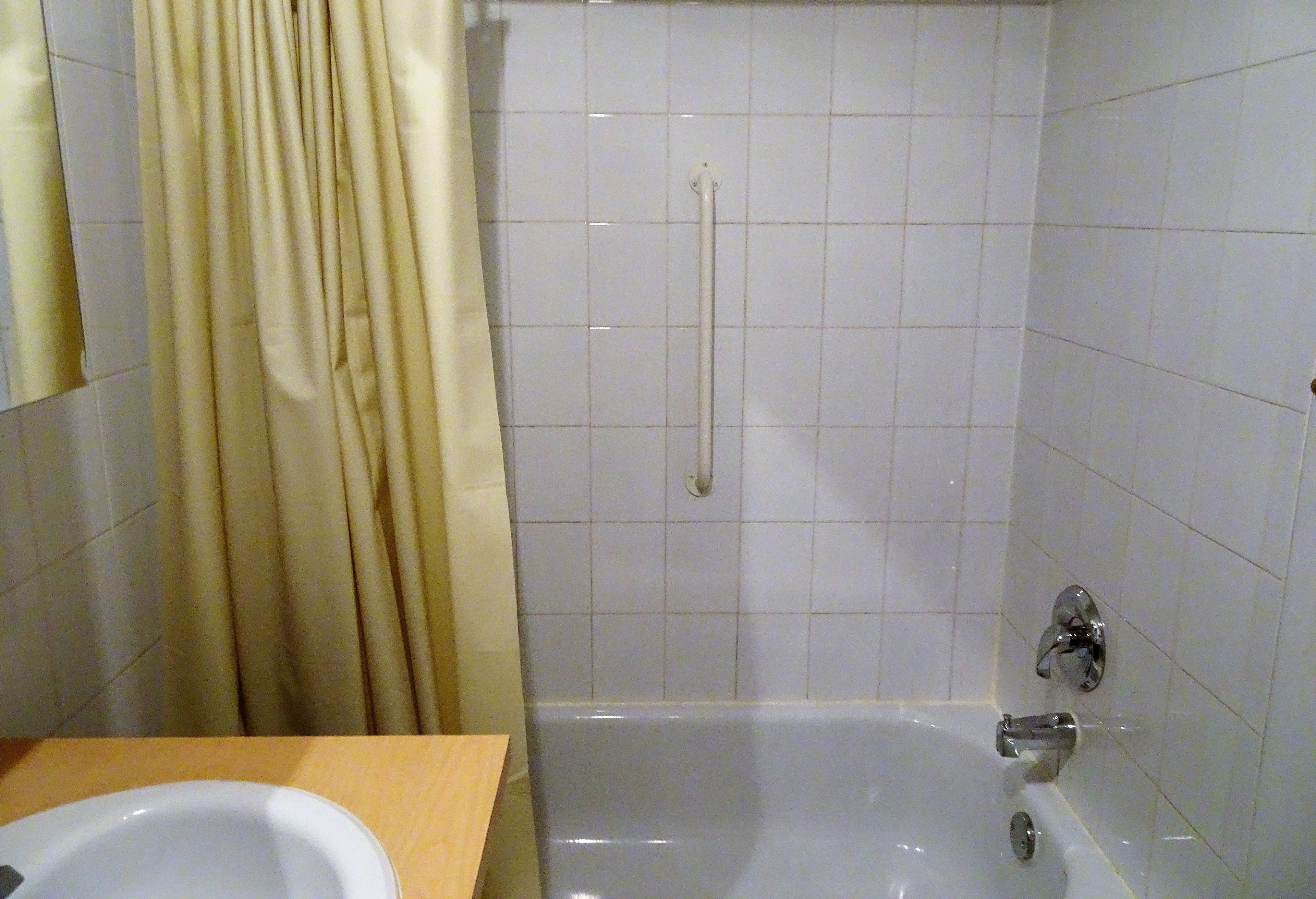 Un baño con bañera, ducha e inodoro.