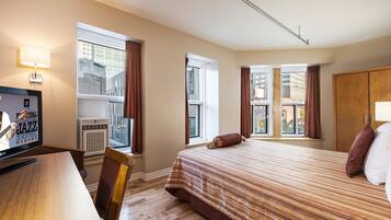 Caja de seguridad en la habitación y tabla de planchar con plancha