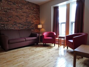 Chambre Supérieure, 1 grand lit et 1 canapé-lit, salle de bains privée | Coffres-forts dans les chambres, fer et planche à repasser