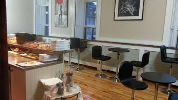 Desayuno continental diario (CAD 8.00 por persona)