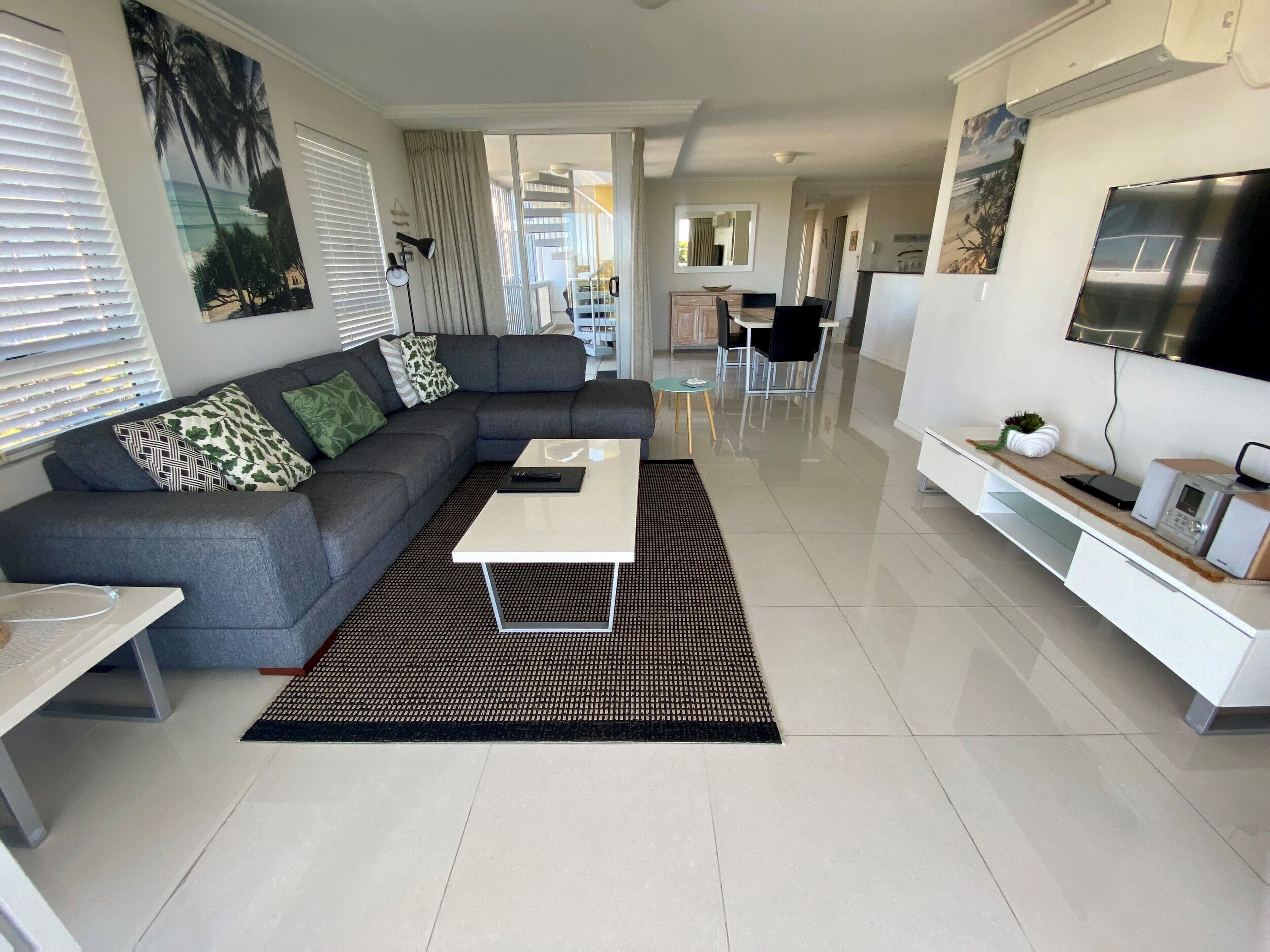 Appartement Deluxe, 2 chambres | Aire de séjour | Téléviseur à écran plat de 55 po avec télévision par câble