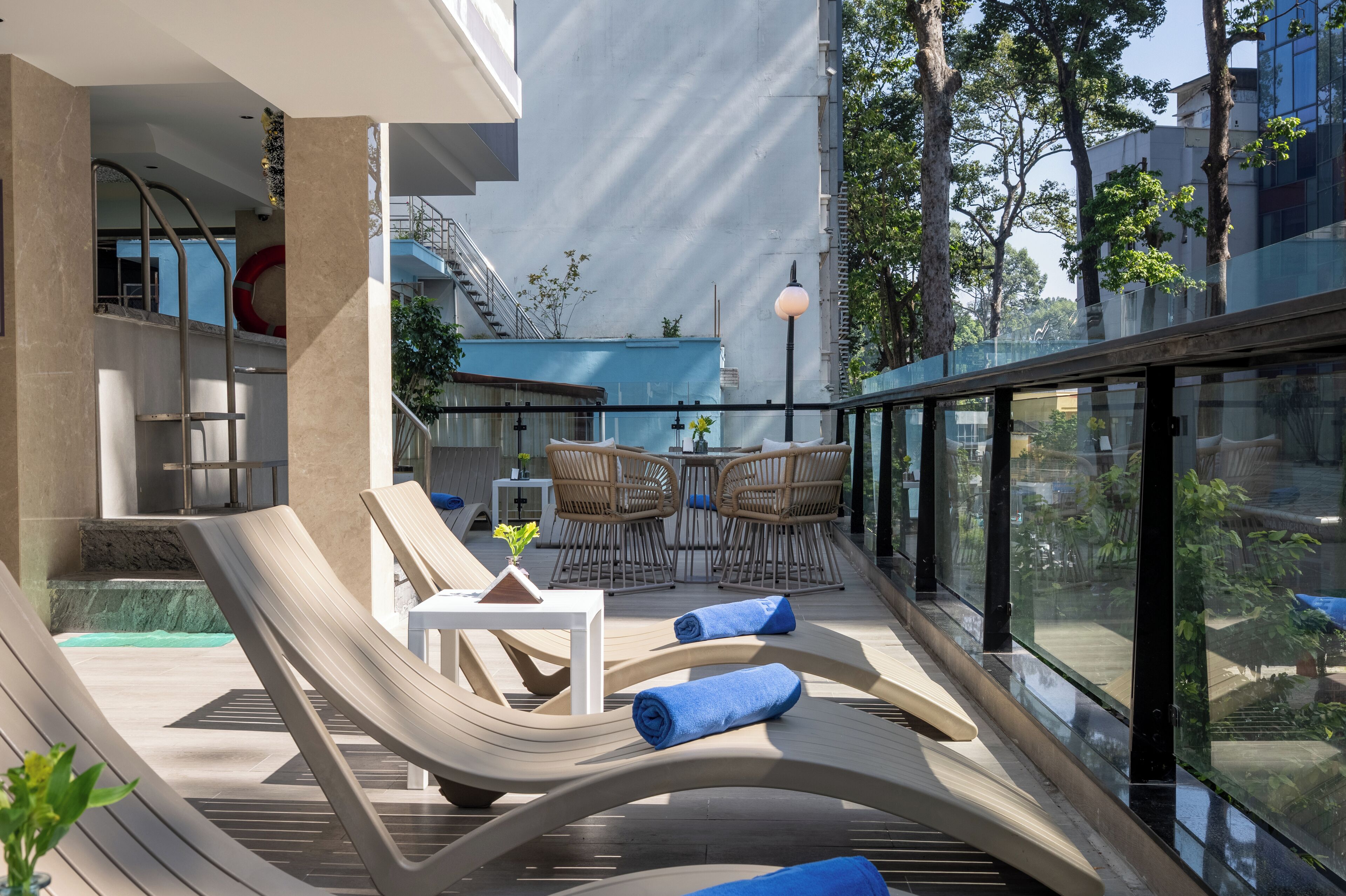 Indoor pool, sun loungers