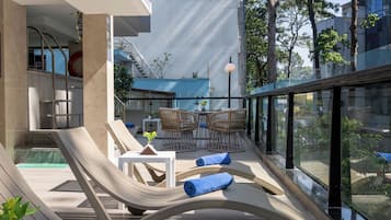 Indoor pool, sun loungers