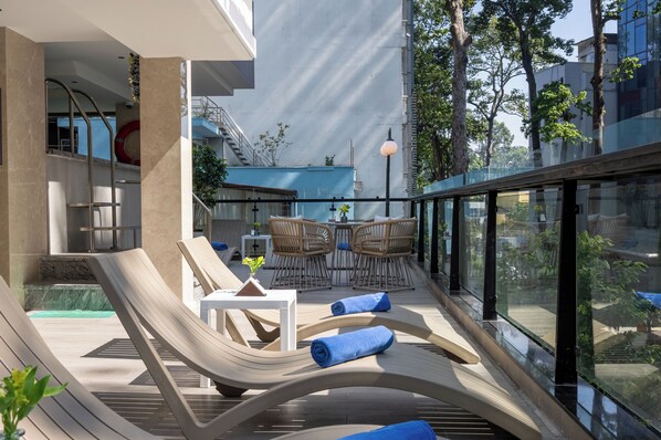 Inomhuspool och solstolar