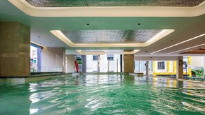 Indoor pool, pool loungers - Harmony Saigon Hotel & Spa (Ho Chi Minh City)