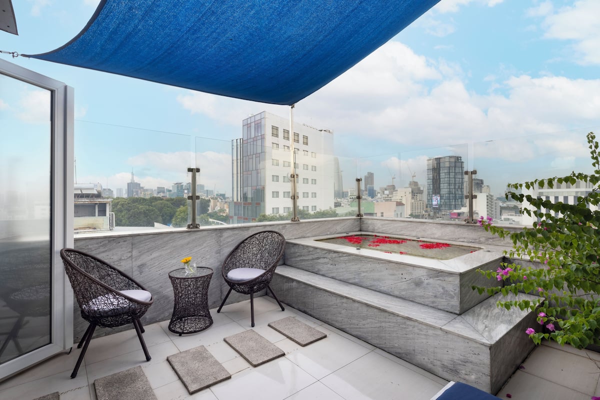 Harmony Suite Free High Tea & Mini Bar | 1 bedroom, free minibar, in-room safe, desk