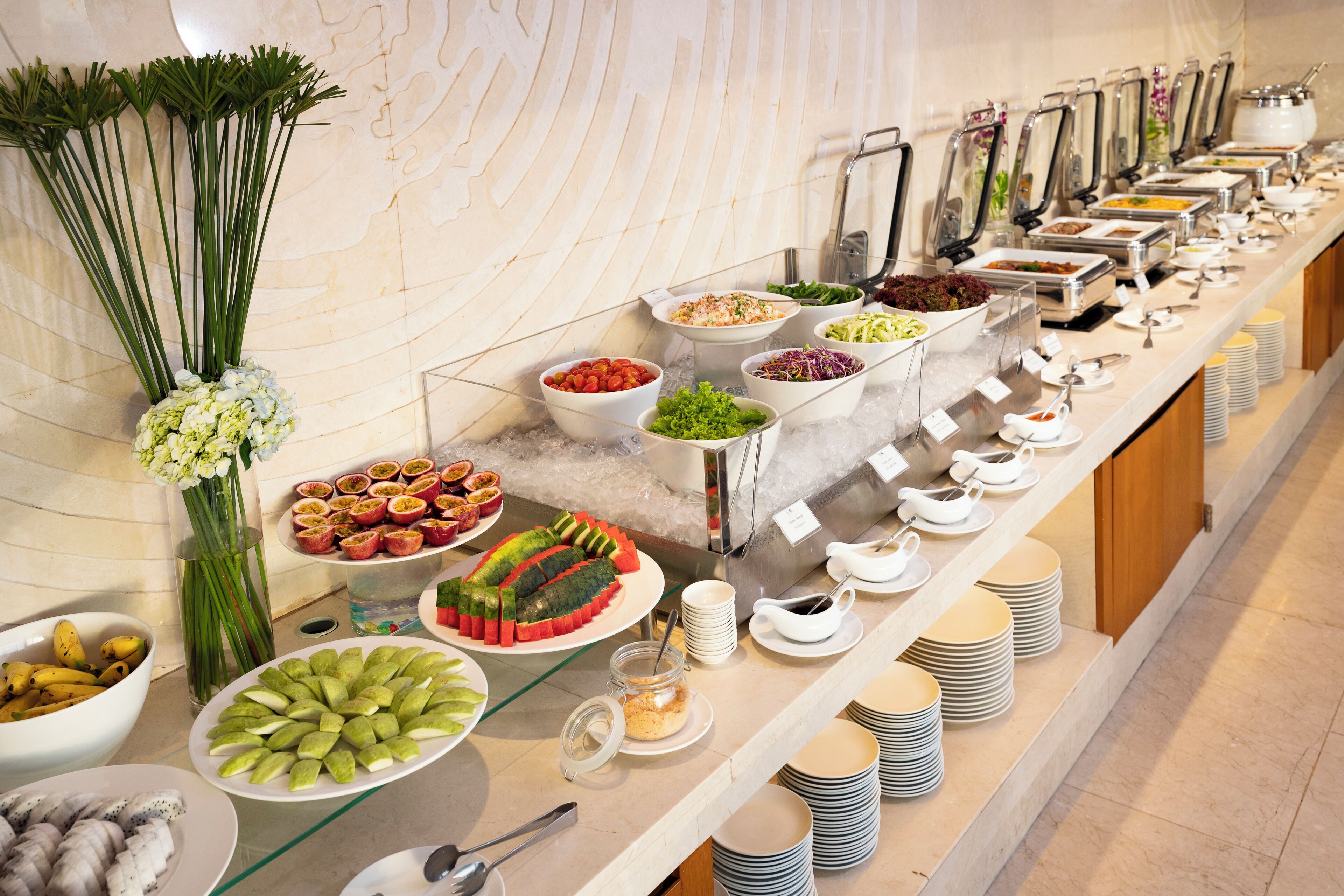 daily cooked-to-order breakfast (vnd 140000 per person)