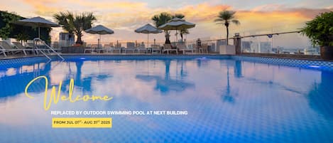 Piscine couverte, chaises longues