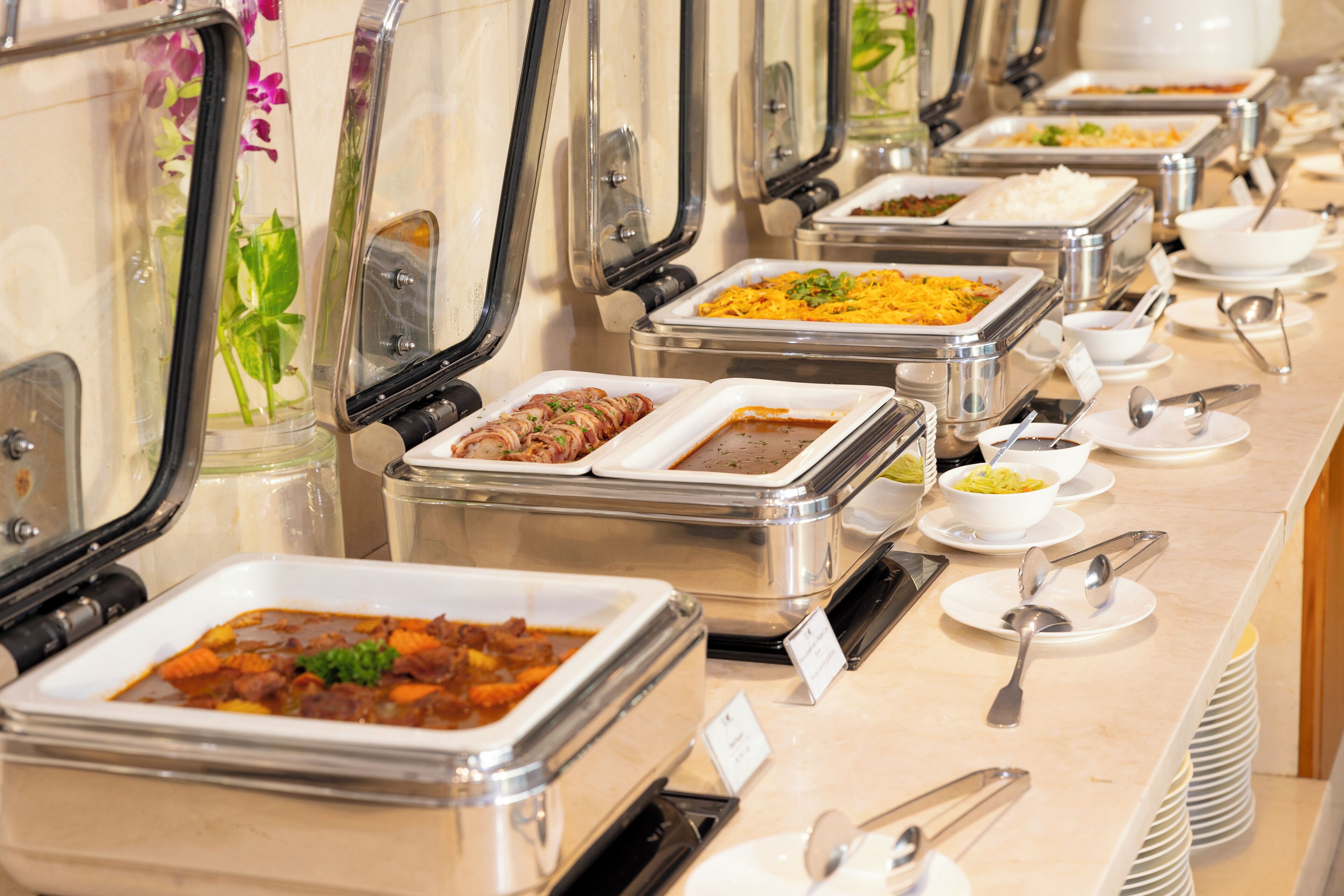 2 restaurants, breakfast, lunch, dinner served; international cuisine