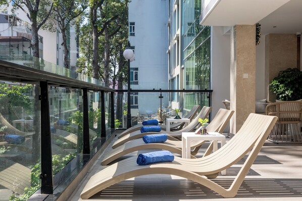Indoor pool, sun loungers