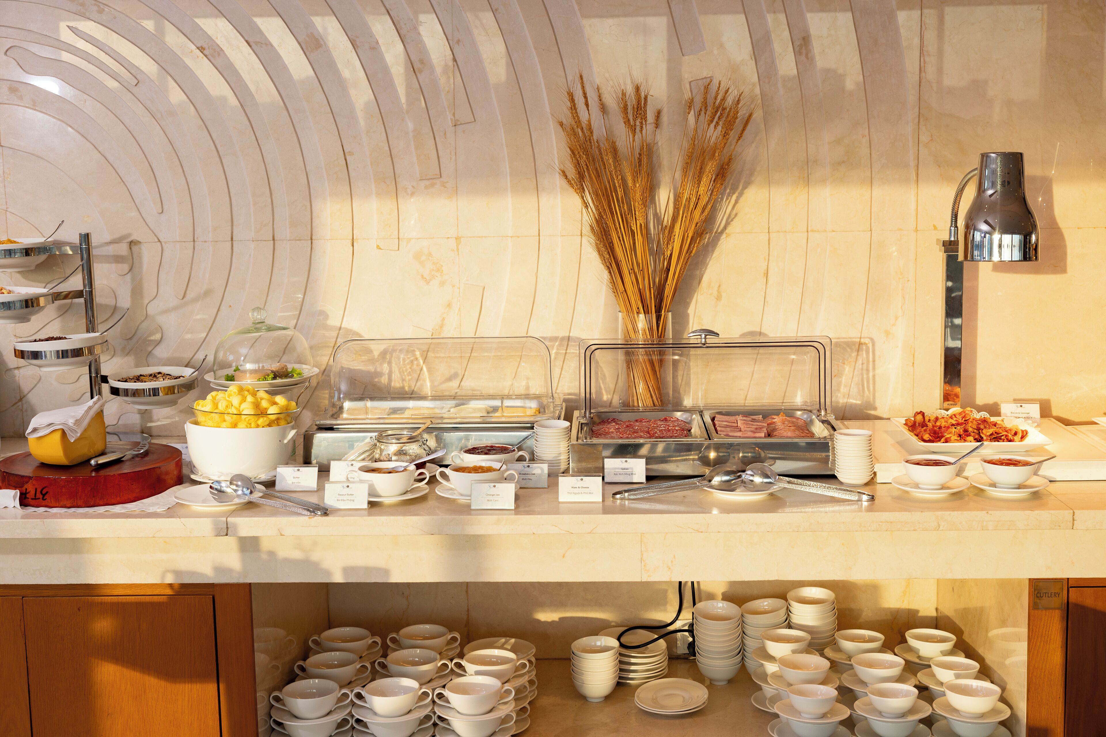 Un aparador de buffet amb diversos plats i utensilis.