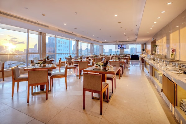 2 restaurants, breakfast, lunch, dinner served; international cuisine