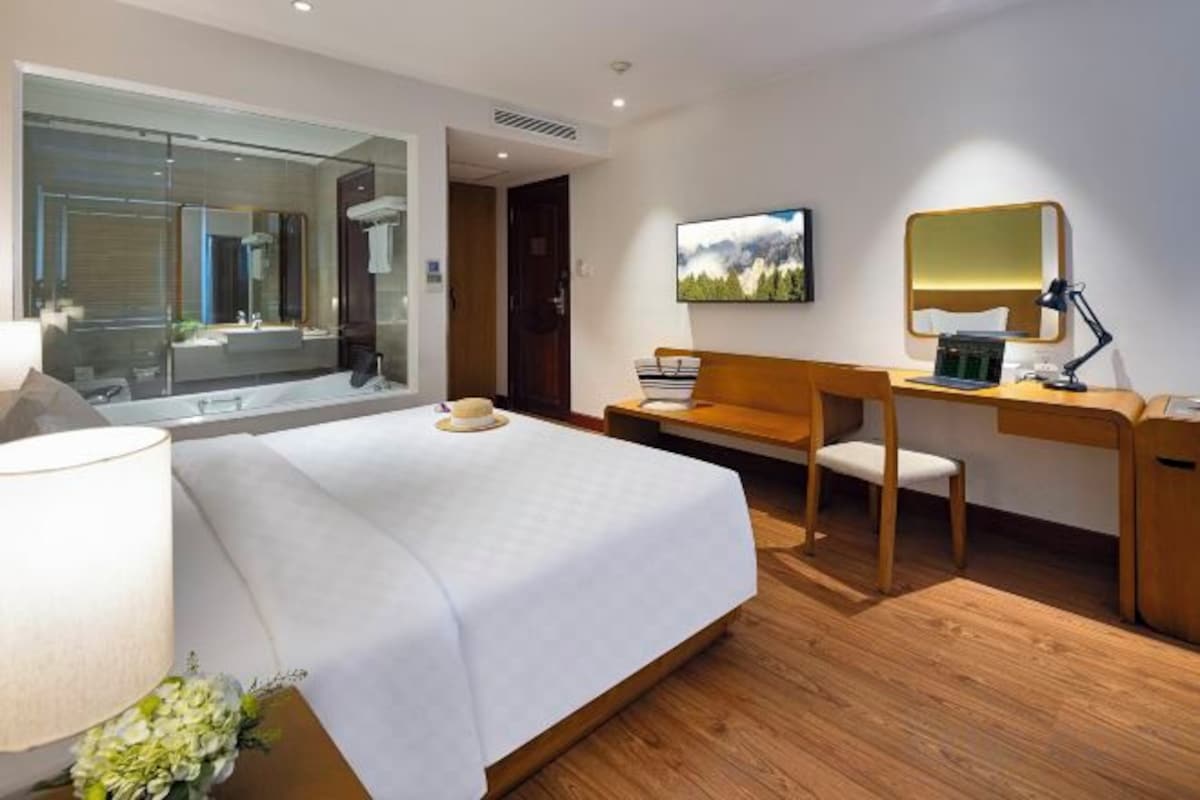 Een minibar, een kluis op de kamer, een bureau, geluiddichte muren