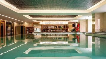 Alberca techada y camastros