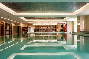 Piscine couverte, chaises longues
