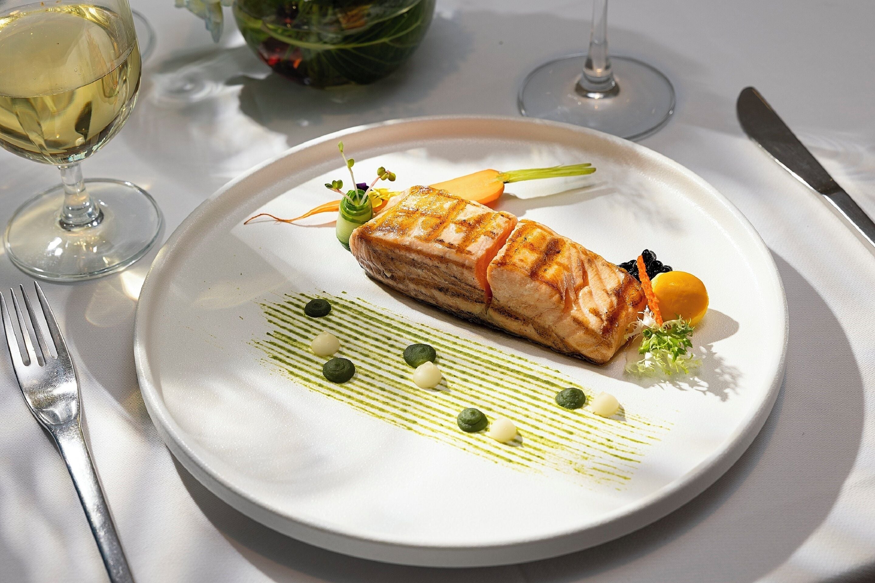 2 restaurants, breakfast, lunch, dinner served; international cuisine