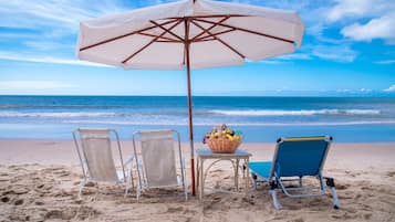 Plage, sable blanc, chaises longues, parasols