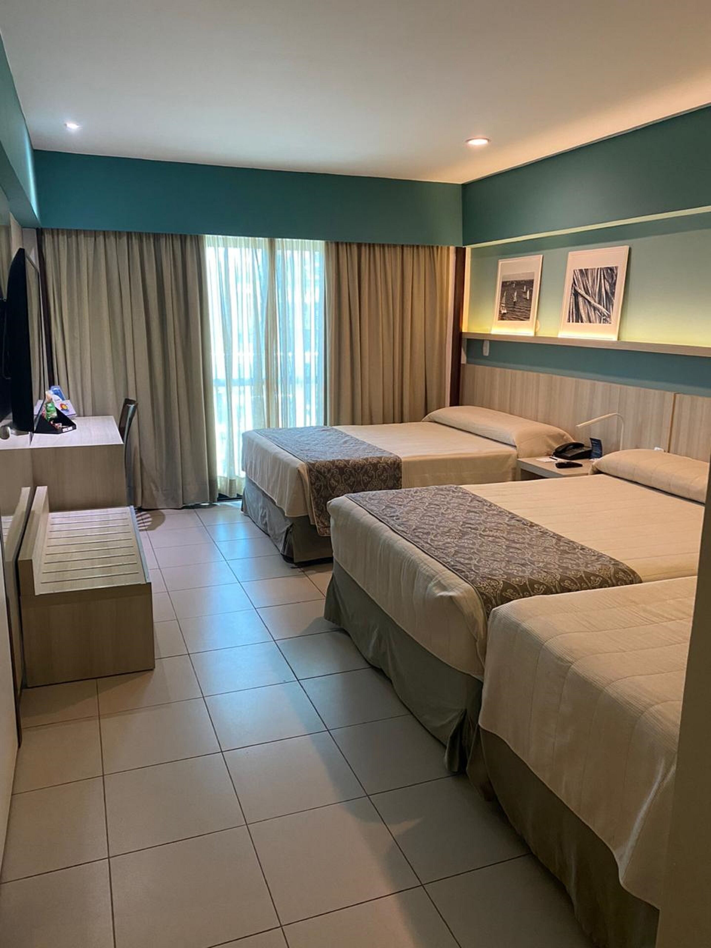 quarto quintuplo, parcial vista mar. | minibar, in-room safe, blackout curtains, soundproofing