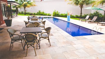 Piscina externa sazonal, guarda-sóis