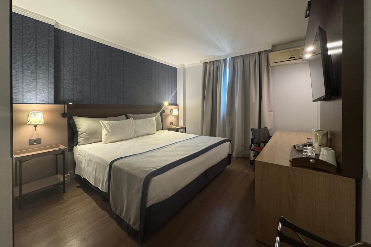Minibar, in-room safe, laptop workspace, blackout curtains