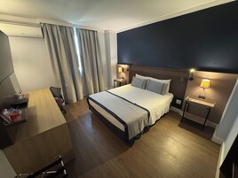 Quarto casal executivo | Frigobar, cofres nos quartos, espaço de trabalho para notebook