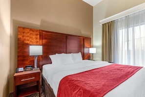 Suite, 1 King Bed, Non Smoking | Bureau, fer et planche à repasser, Wi-Fi gratuit, draps fournis