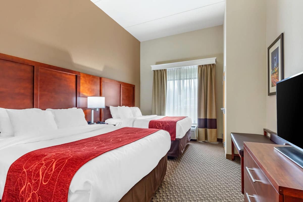 Escritorio, tabla de planchar con plancha, wifi gratis y ropa de cama