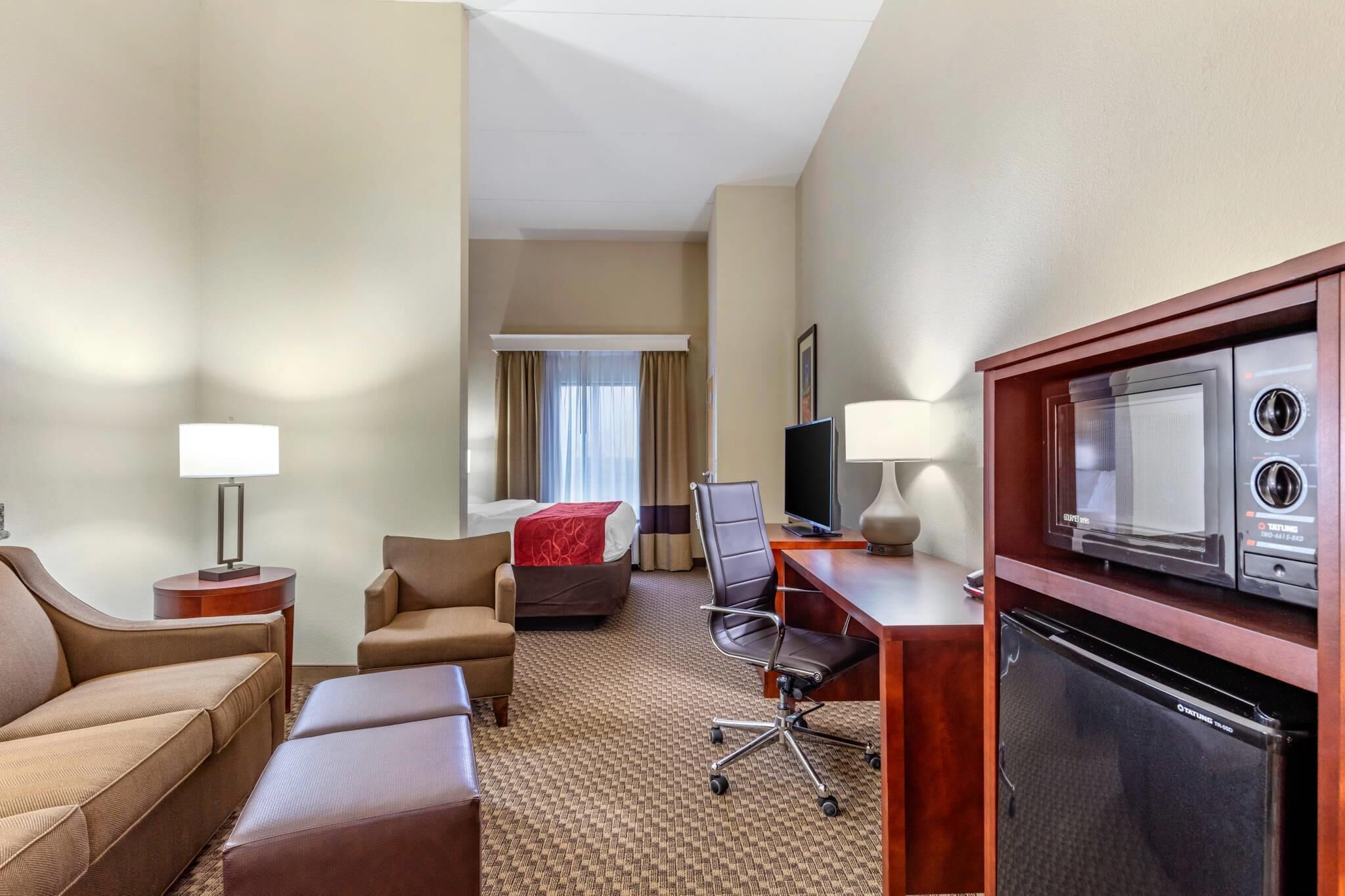 Suite, 1 King Bed, Non Smoking | Escrivaninha, ferros/tábuas de passar roupa, Wi-Fi de cortesia